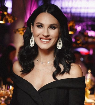 Маша Ефросинина вышла в свет в соблазнительном платье с оголенным и плечами