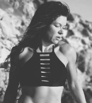 Какой пресс! Руслана восхитила подтянутой фигурой в купальнике