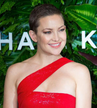 Леди шик: Кейт Хадсон блистает на публике в красном платье