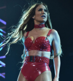 Леди в красном: 48-летняя Дженнифер Лопес вышла на сцену в мини-шортах и бюстгальтере