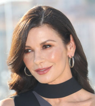 Естественная красота: 48-летняя Кэтрин Зета-Джонс восхищает лицом без макияжа