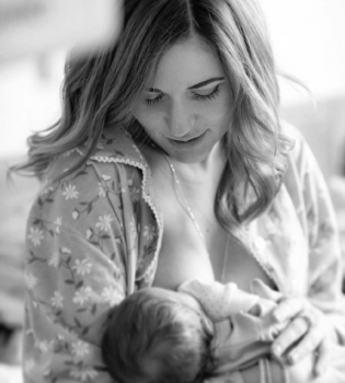 Звезда сериала Село на мільйон-2 Наталья Денисенко показала, как проводит время с новорожденным сыном