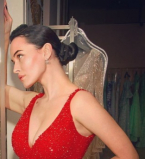 Даша Астафьева позирует в красном платье с откровенным декольте