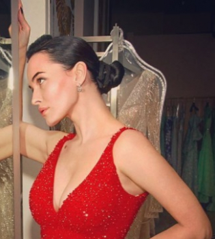 Даша Астафьева позирует в красном платье с откровенным декольте