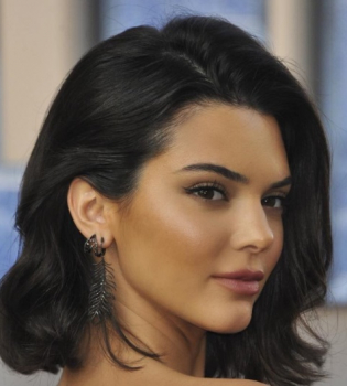 Кендалл Дженнер взорвала сеть сексуальным фото в ванной