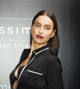 Просто и сексуально: Ирина Шейк вышла в свет в пижаме