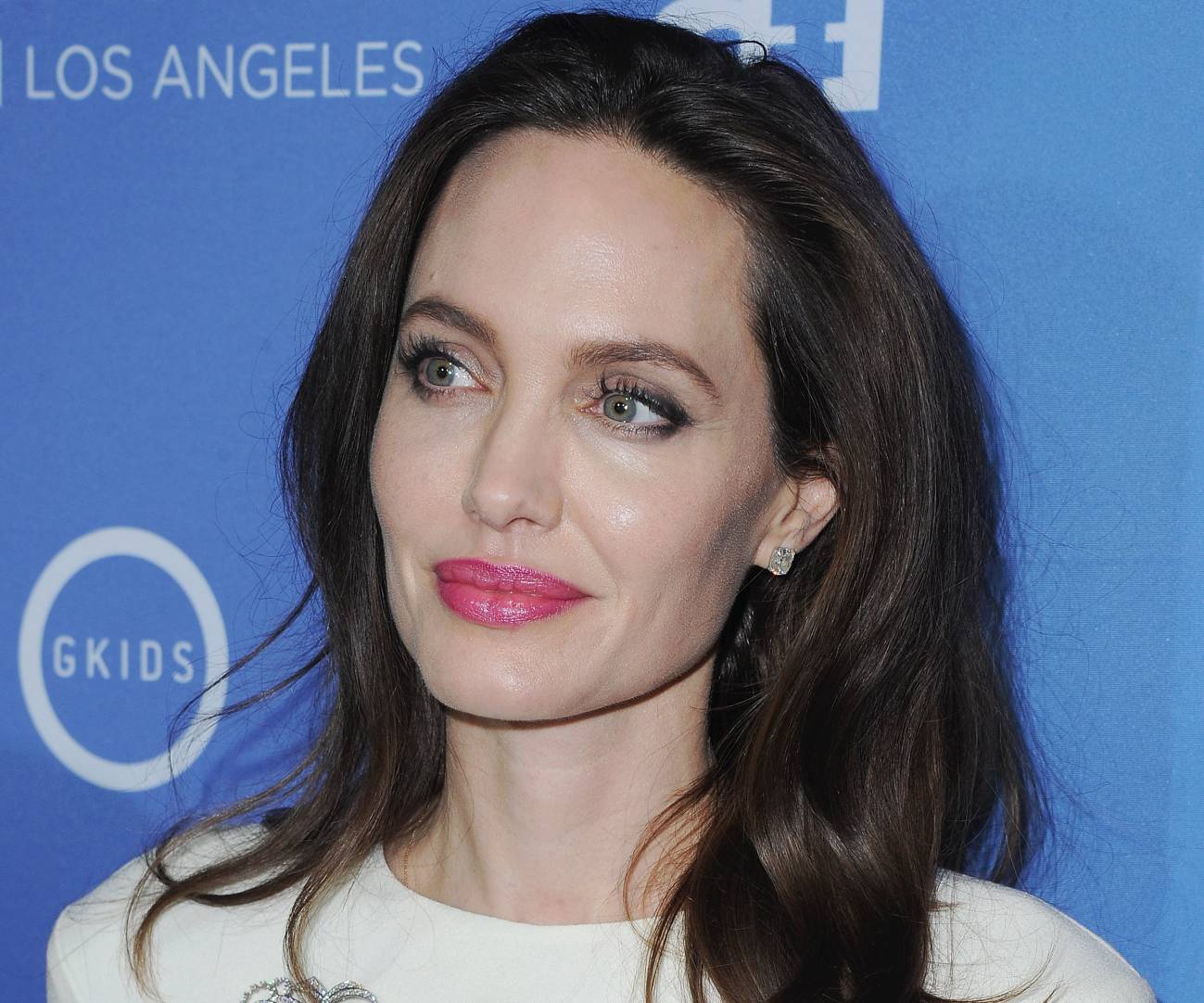 В белом платье и в обнимку с дочерьми: Анджелина Джоли блистает на кинопремьере