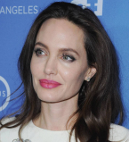 В белом платье и в обнимку с дочерьми: Анджелина Джоли блистает на кинопремьере