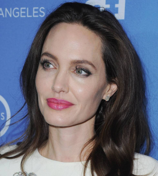 В белом платье и в обнимку с дочерьми: Анджелина Джоли блистает на кинопремьере