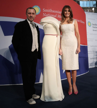 Мелания Трамп передала свое платье с инаугурационного бала в Музей американской истории