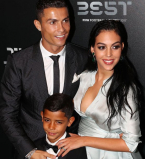 Криштиану Роналду вышел в свет с сыном и беременной супругой