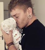 Александр Кривошапко засыпал сеть снимками с новорожденной дочерью