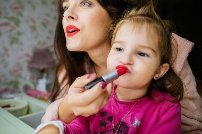 Маша Собко и ее дочь Малена дают урок макияжа