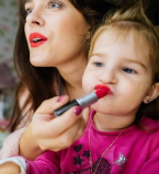 Маша Собко и ее дочь Малена дают урок макияжа