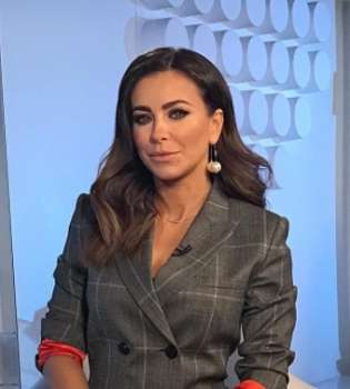 Сама скромность: Ани Лорак позирует в клетчатом костюме