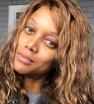 Никакой косметики после расставания с парнем: Тайра Бэнкс шокирует своим внешним видом