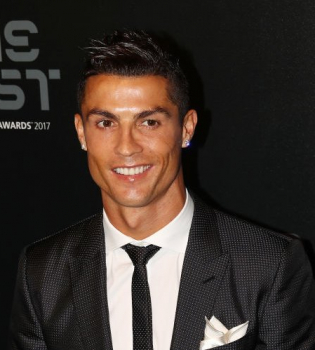 Приятно познакомиться, царь: Криштиану Роналду позирует на троне