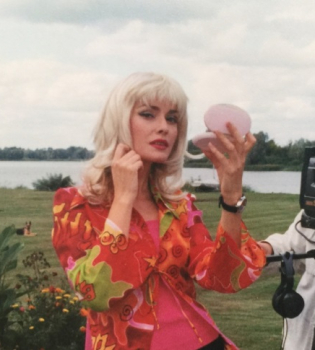 В парике, мини-юбке и ботфортах: Ольга Сумская опубликовала фото в молодости