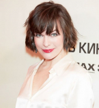 Милла Йовович взорвала сеть вызывающим снимком и призвала женщин не стесняться быть сексуальными