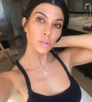 Без нижнего белья и в коже: Кортни Кардашьян позирует в сексуальном наряде