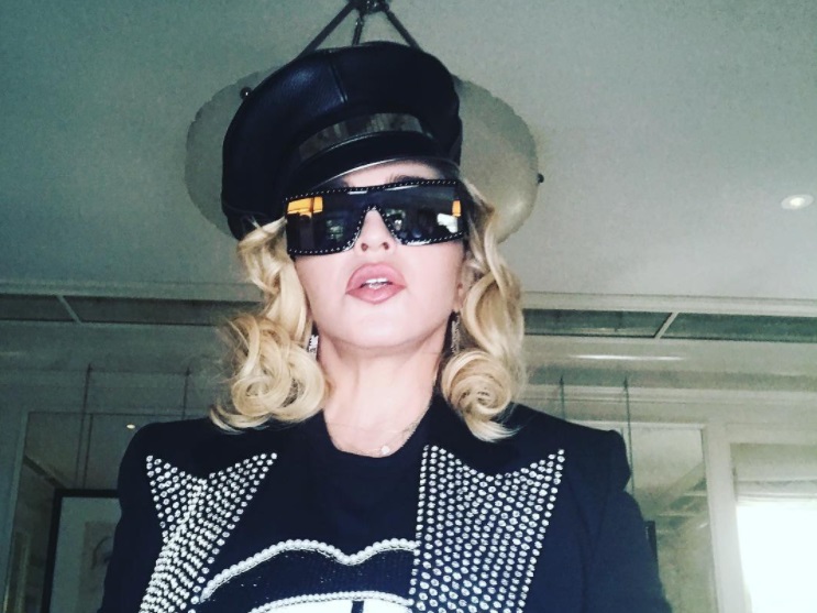 Образ дня: Мадонна позирует в военной форме и шляпе