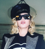 Образ дня: Мадонна позирует в военной форме и шляпе