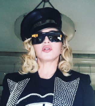 Образ дня: Мадонна позирует в военной форме и шляпе