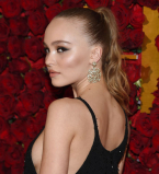 Ультракоротко: дочь Джонни Деппа ошеломила коротким платьем с будоражащим вырезом