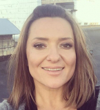 Яркая осень: Наталья Могилевская блистает в красном платье в горох