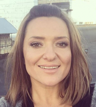 Яркая осень: Наталья Могилевская блистает в красном платье в горох