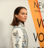 Алисия Викандер впервые после свадьбы вышла в свет