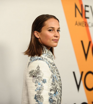 Алисия Викандер впервые после свадьбы вышла в свет