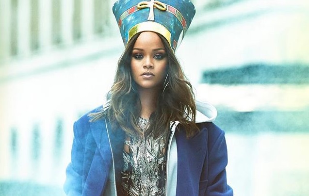Современная Нефертити: Рианна предстала в ярком образе на обложке Vogue