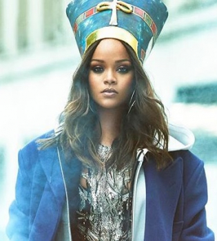 Современная Нефертити: Рианна предстала в ярком образе на обложке Vogue