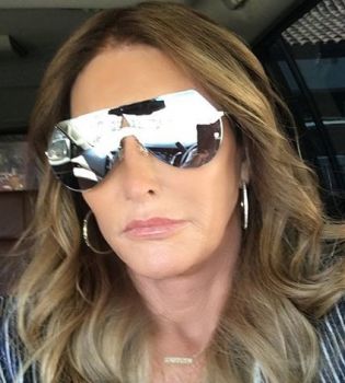 На пляже и в купальнике: в сеть попало редкое видео Кейтлин Дженнер