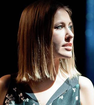 Фото дня: Ксения Собчак расторгала снимком с мужем и сыном