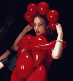 Мисс эпатажность: полуголая Наталья Водянова вышла в свет в воздушных шарах