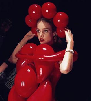 Мисс эпатажность: полуголая Наталья Водянова вышла в свет в воздушных шарах