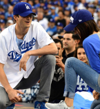 Редкий выход: Мила Кунис и Эштон Катчер оторвались на матче