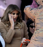 И улыбка, и удивление: эмоциональные выражения лица Мелании Трамп на празднике в честь Хэллоуина