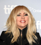 Леди Гага помолвлена