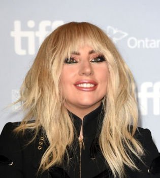 Леди Гага помолвлена