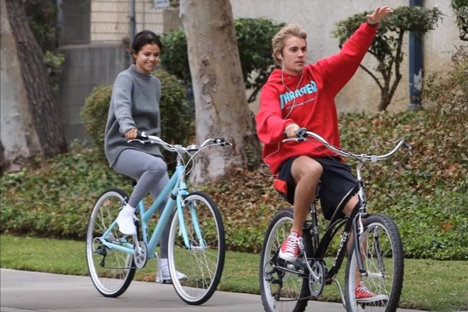 Веселимся вместе: Селена Гомес и Джастин Бибер катаются на велосипедах