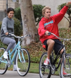 Веселимся вместе: Селена Гомес и Джастин Бибер катаются на велосипедах