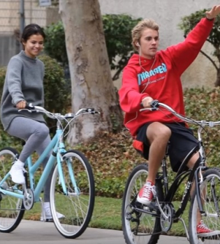 Веселимся вместе: Селена Гомес и Джастин Бибер катаются на велосипедах