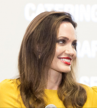 Еще больше цвета: Анджелина Джоли блистает в ярком желтом платье