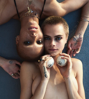 Смело и откровенно: Кара Делевинь снялась в обнаженной фотосессии с другой женщиной