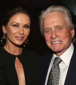 Майкл Дуглас и Кэтрин Зета-Джонс впервые за долгое время вместе появились на публкие