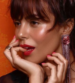 Настя Каменских впервые выйдет на сцену как сольная певица