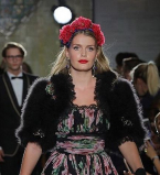 Племянница принцессы Дианы вышла на подиум модного показа